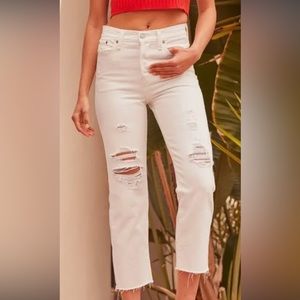 Distressed cream Levi’s wedgie too hot to stand still pants 😝